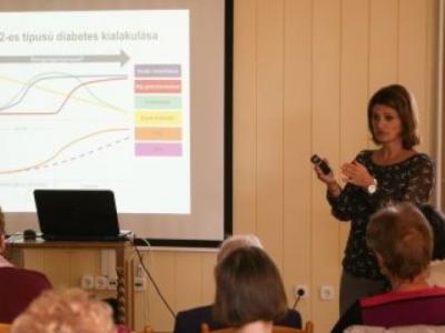 Az előadáson résztvevők hallgatják a cukorbetegségről szóló ismereteket és figyelik a kivetítőt