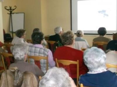 Az előadáson résztvevők hallgatják a cukorbetegségről szóló ismereteket és figyelik a kivetítőt